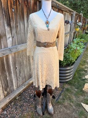 Yellow Chair Elegant Cream Stretch Lace V-Neck Women’s Dress Med